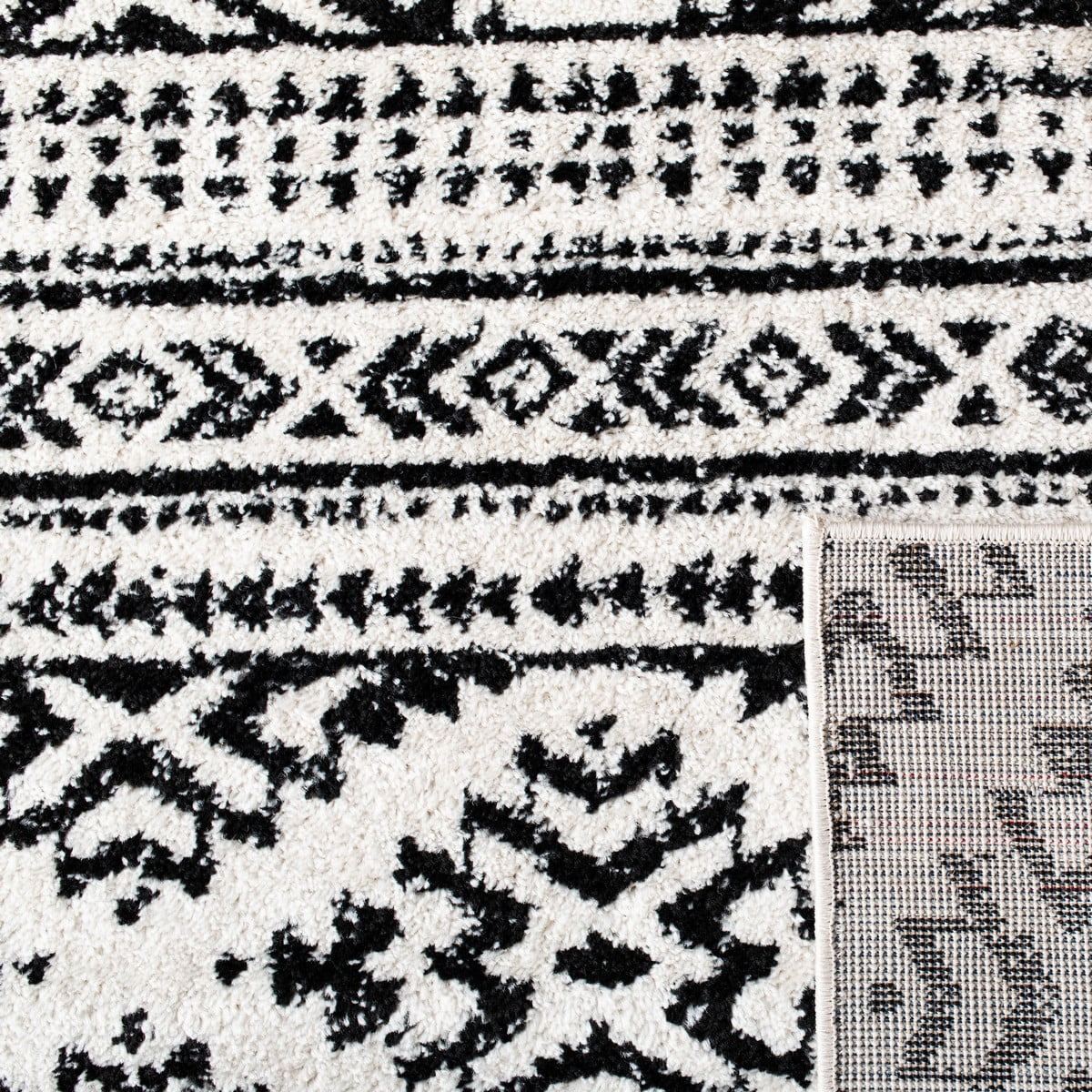 SAFAVIEH Tulum Lakisha Distressed Southwestern Area Rug, 6' x 9', Ivory/Black