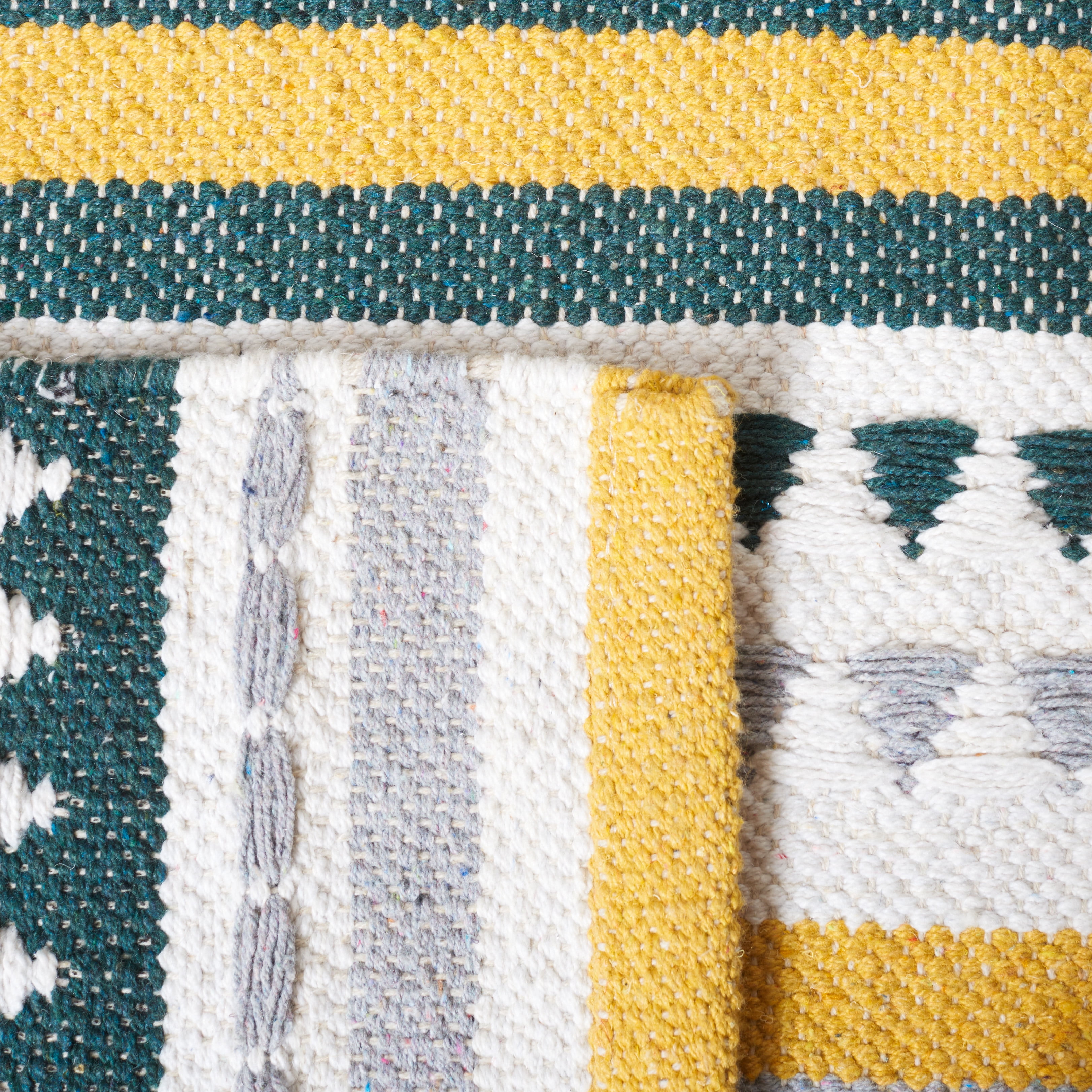 SAFAVIEH Montauk Kenyon Southwestern Cotton Area Rug, Yellow/Ivory, 6' x 6' Round