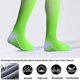 thumbnail image 3 of Dinheiro Calcetines de compresión para correr de 20 a 30 mmHg para hombres y mujeres, color verde, 3 of 5