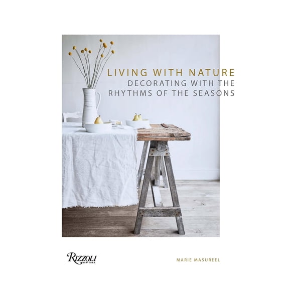 Pre-Owned Living with Nature : Decorating with the Rhythms of the Seasons (Hardcover)