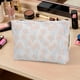 thumbnail image 5 of Bolsas de maquillaje de moda con estampado floral, 1 pieza, para vacaciones, grandes, azul claro y rosa, de poliéster, 5 of 5