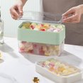 thumbnail image 3 of Cubo de hielo para congelador Cubo de cubitos de hielo Bandeja de hielo de liberación fácil con tapa Recipiente de almacenamiento y cuchara Bandejas de cubitos de hielo pequeños perfectos y molde B/a oso de fresa Juguete, 3 of 4