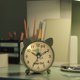 thumbnail image 3 of Pequeño reloj de noche silencioso de metal con función de luz, despertador decorativo sin tictac, 3 of 5