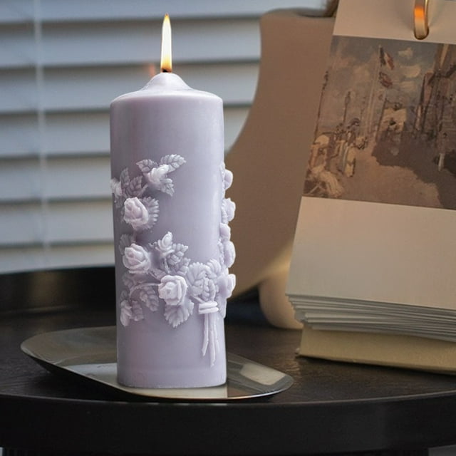 Linnome Bougie Parfumée Pilier à Roses Embossées, Thème de la Saint-Valentin, Parfum Riche pour la Déco de la Maison, Dîners Romantiques, Accessoire de Bougie Festive