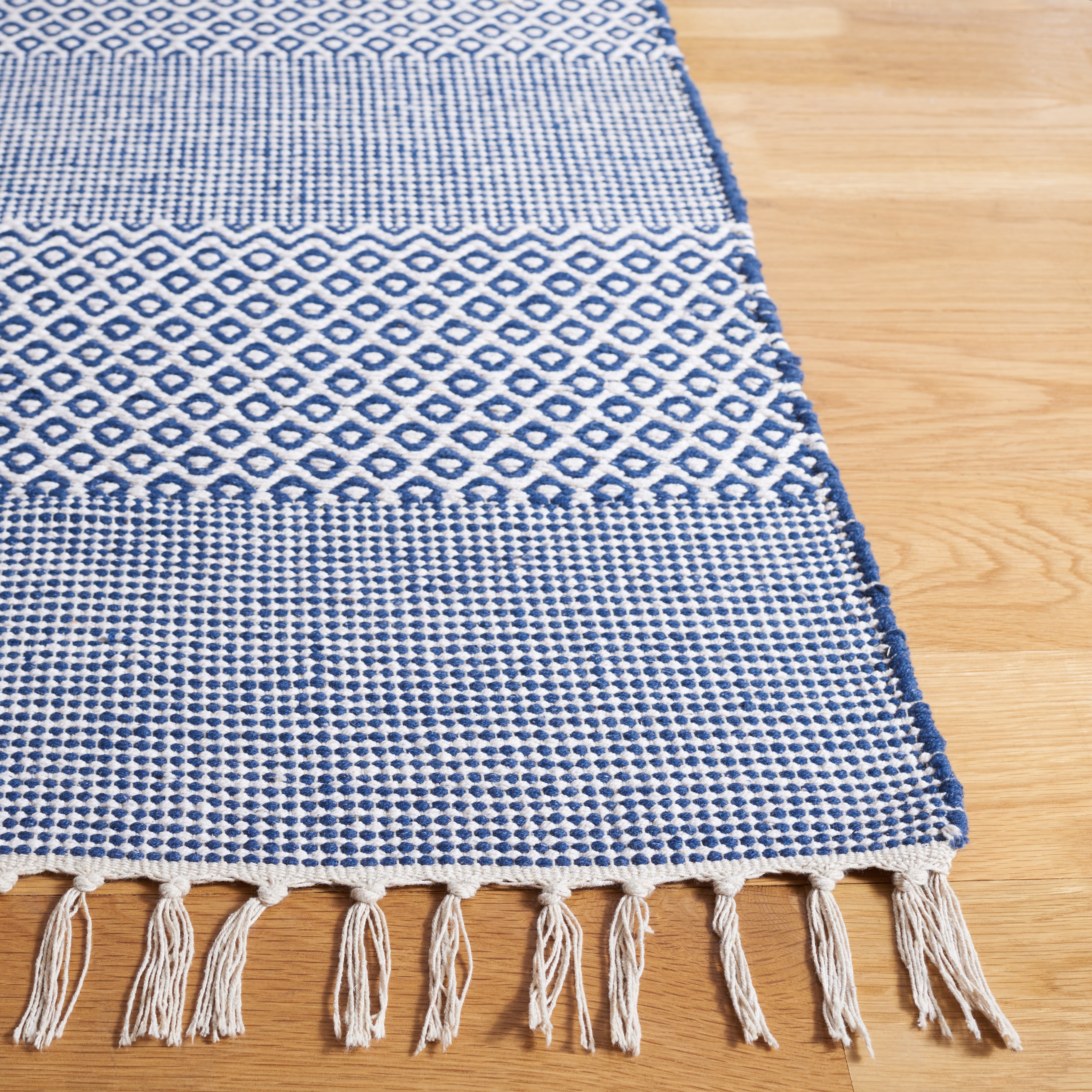 SAFAVIEH Montauk Karlene Geometric Cotton Runner Rug, Ivory/Navy, 2'3" x 20'