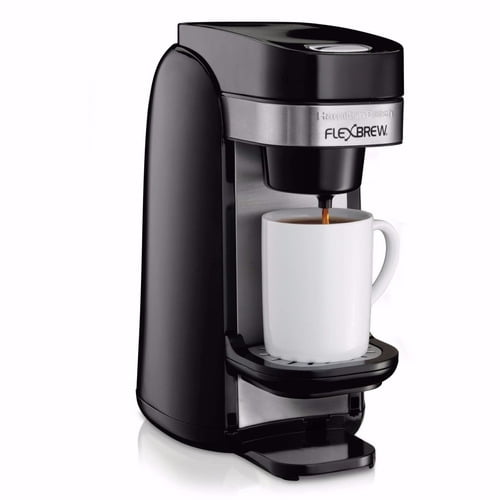 cafetera hamilton beach 49997r capsulas k-cup hamilton beach 49997r negra, vista frontal 3/4 con taza en bandeja; máquina compacta con franja plateada FLEXBREW, dispensador central, bandeja ajustable para taza o vaso térmico y capacidad de 250 ml; compatible con café molido o cápsulas K-Cup.