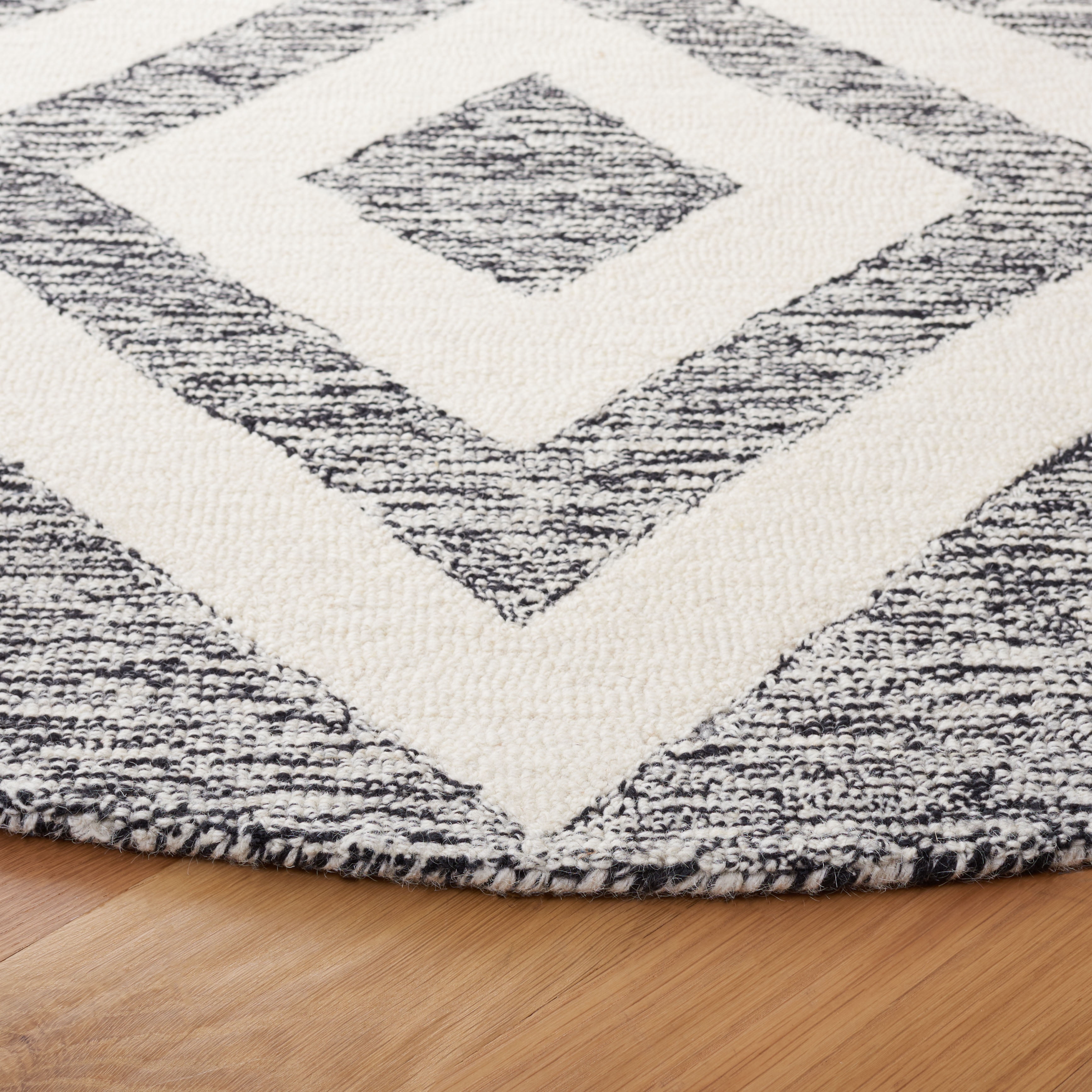 SAFAVIEH Metro Jaimie Southwestern Area Rug, Ivory/Black, 6' x 6' Round