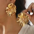 thumbnail image 4 of Juego de Joyería KummerSaprk Collar y Aretes Grandes de Flor Dorada, 4 of 6