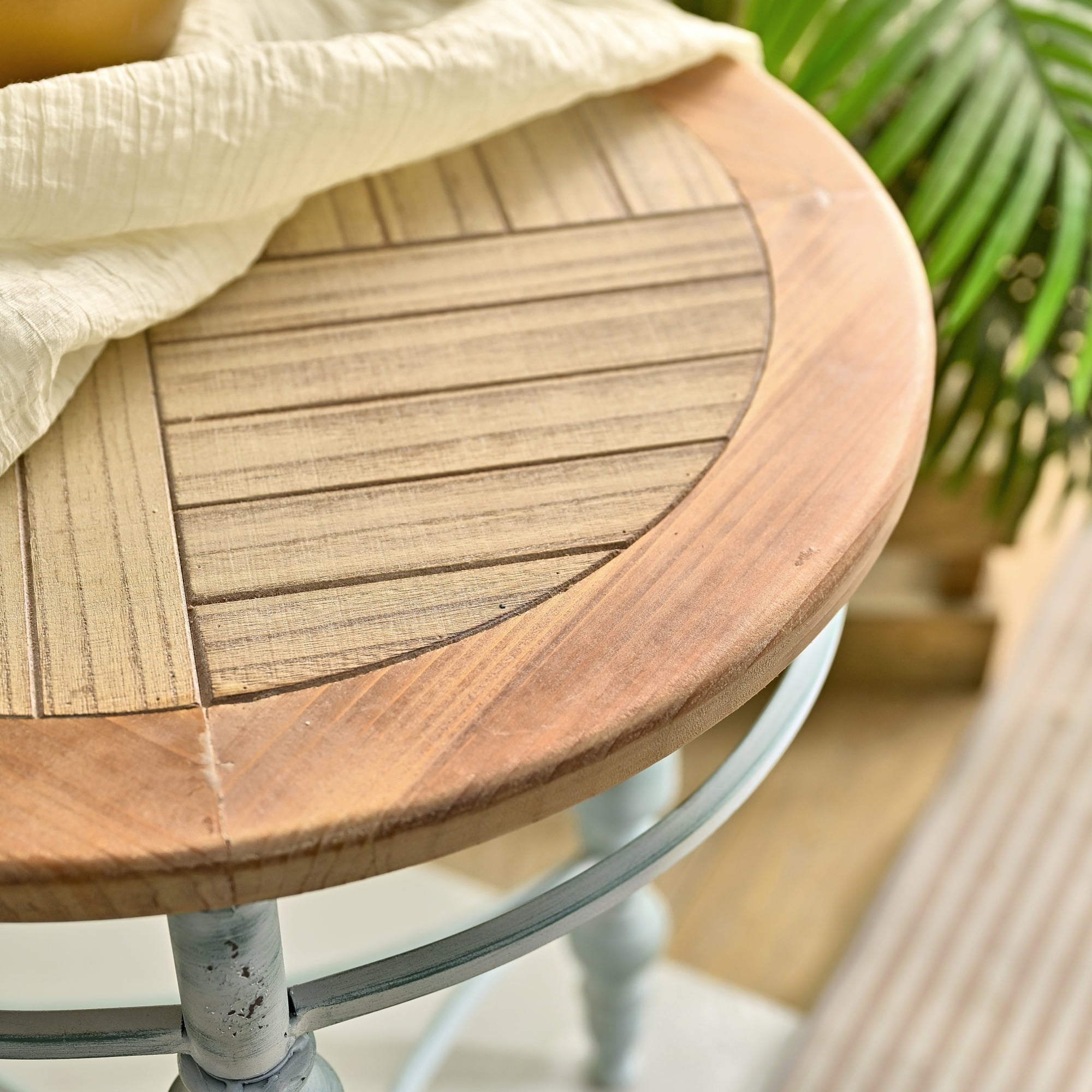 Leumius 20.08" Accent Rustic Carved Coffee Table, Round Wooden Top Metal Leg Round End Table for Living Room