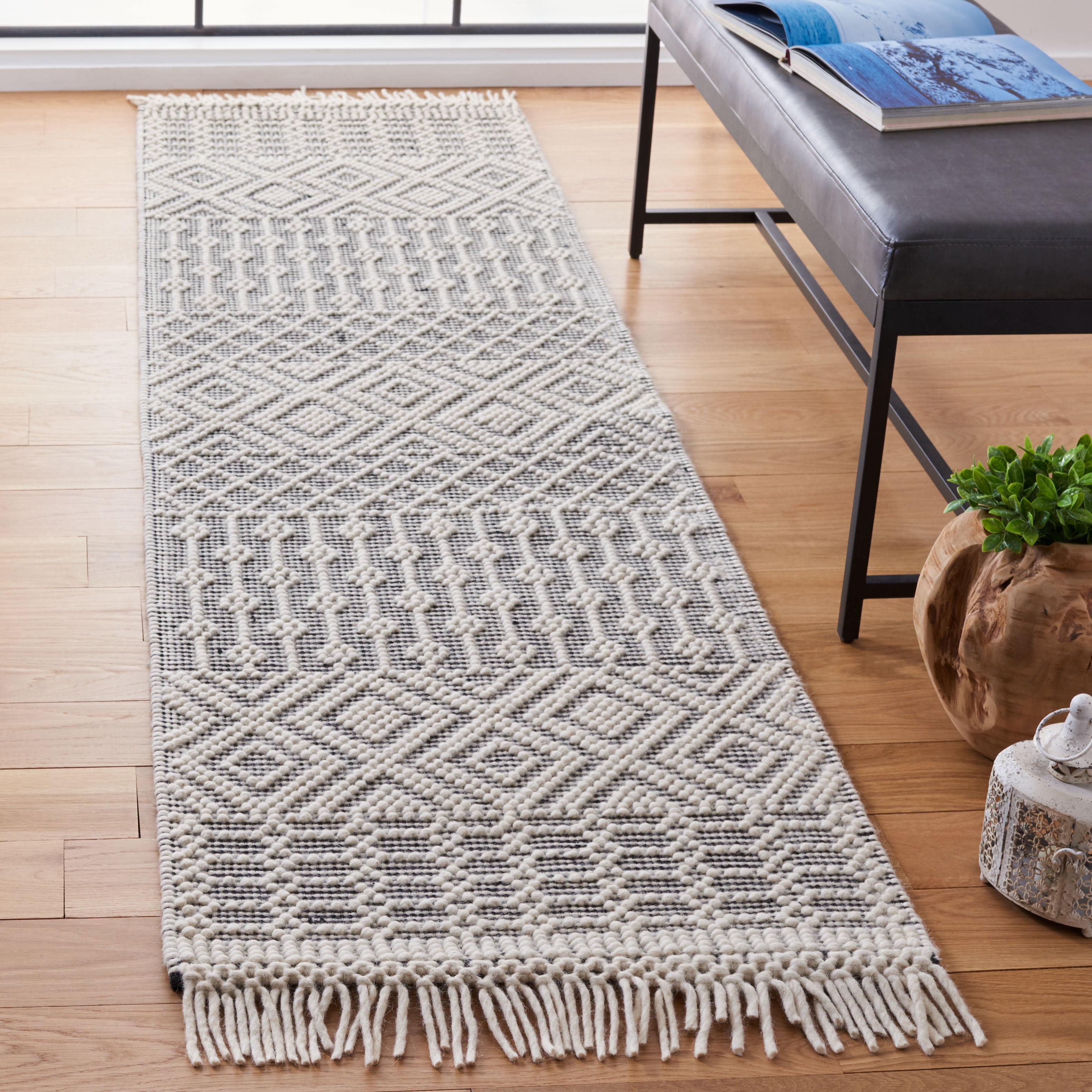 SAFAVIEH Natura Cordelia Southwestern Wool Runner Rug, Ivory/Black, 2'3" x 6'