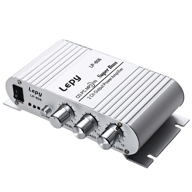 amplificador de canal de coche lepy lp-808 sin fuente de alimentación plata 3/4 desde arriba de un amplificador compacto de carcasa de aluminio anodizado plateado con ranuras superiores, cuatro perillas frontales cromadas para volumen, bajo, agudos y balance, interruptor de encendido y LED indicador, panel impreso con marca Lepy y modelo LP-808, soportes de montaje laterales; entrada DC 9-14 V y salida 20 W × 2 RMS; también suele usarse en sistemas de audio portátiles o PC por su tamaño compacto.