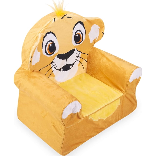 sillon infantil Marshmallow Furniture amarillo con personaje; vista 3/4 frontal que muestra respaldo con cara de león impresa, reposabrazos acolchados y asiento de espuma ligera, funda suave extraíble y lavable, recomendado para niños desde 18 meses; adecuado para jugar, leer o ver televisión.