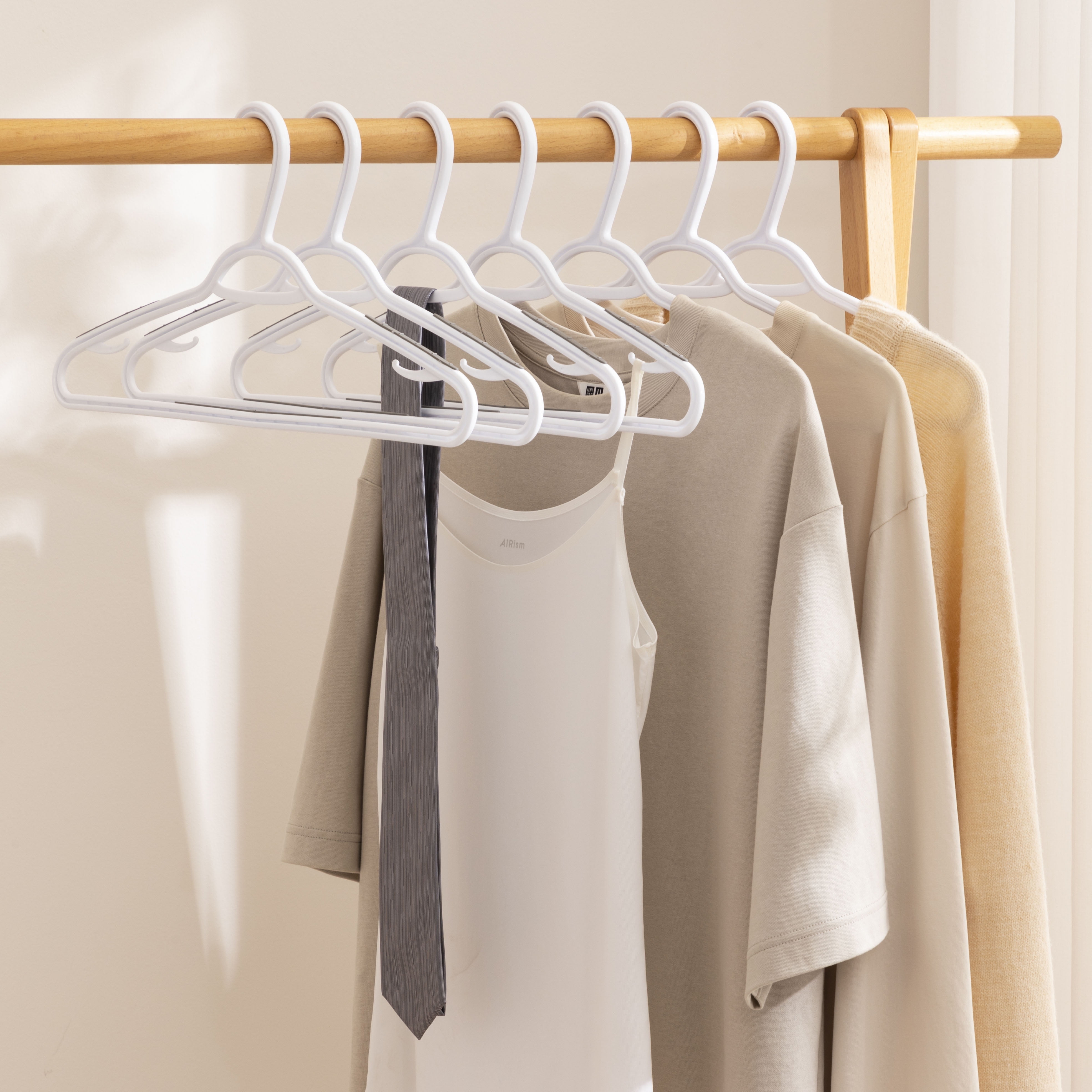 Mainstays, cintre en plastique adulte antidérapant TPR, paquet de 20, couleur blanche et grise