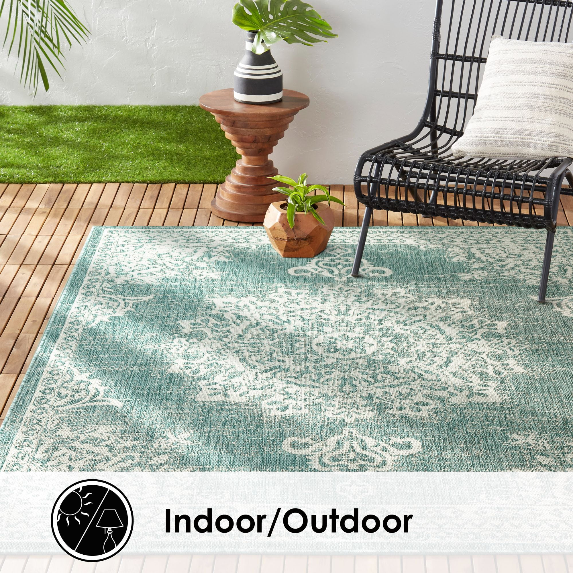 Nicole Miller New York Patio Country Azalea Transitional Medallion Indoor/Outdoor Area Rug, Blue/White, 6'6"x9'2"