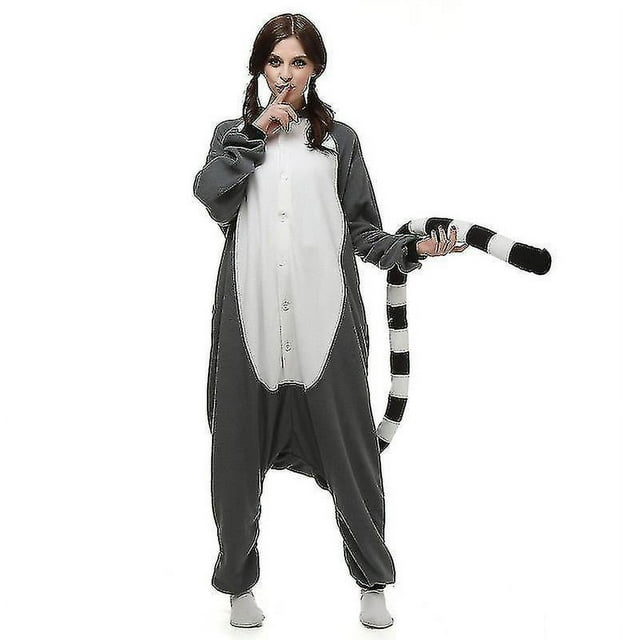 disfraz de lemur pijama mono kigurumi mono animal sudadera con capucha, vista frontal de persona de pie con capucha bajada; pijama de franela gris con panel frontal blanco abotonado, mangas largas y corte holgado tipo mono, y cola larga a rayas blancas y negras. Ideal para casa, cosplay y fiestas; disponible en tallas S-XL y tallas infantiles según guía de tallas.