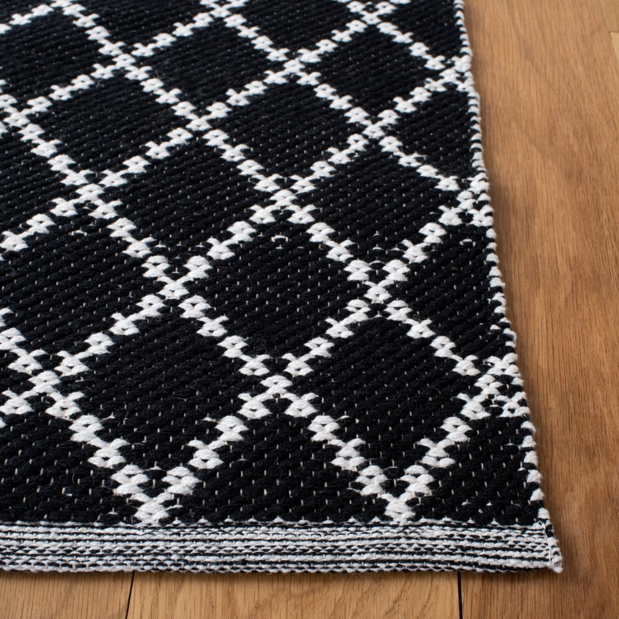 SAFAVIEH Montauk Jolyon Diamond Cotton Area Rug, Black/Ivory, 6' x 9'