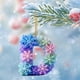 thumbnail image 1 of Colgante de árbol de Navidad acrílico 2D con 26 letras del alfabeto de copos de nieve | Adorno para mochila y coche | Bonito regalo navideño, 1 of 5