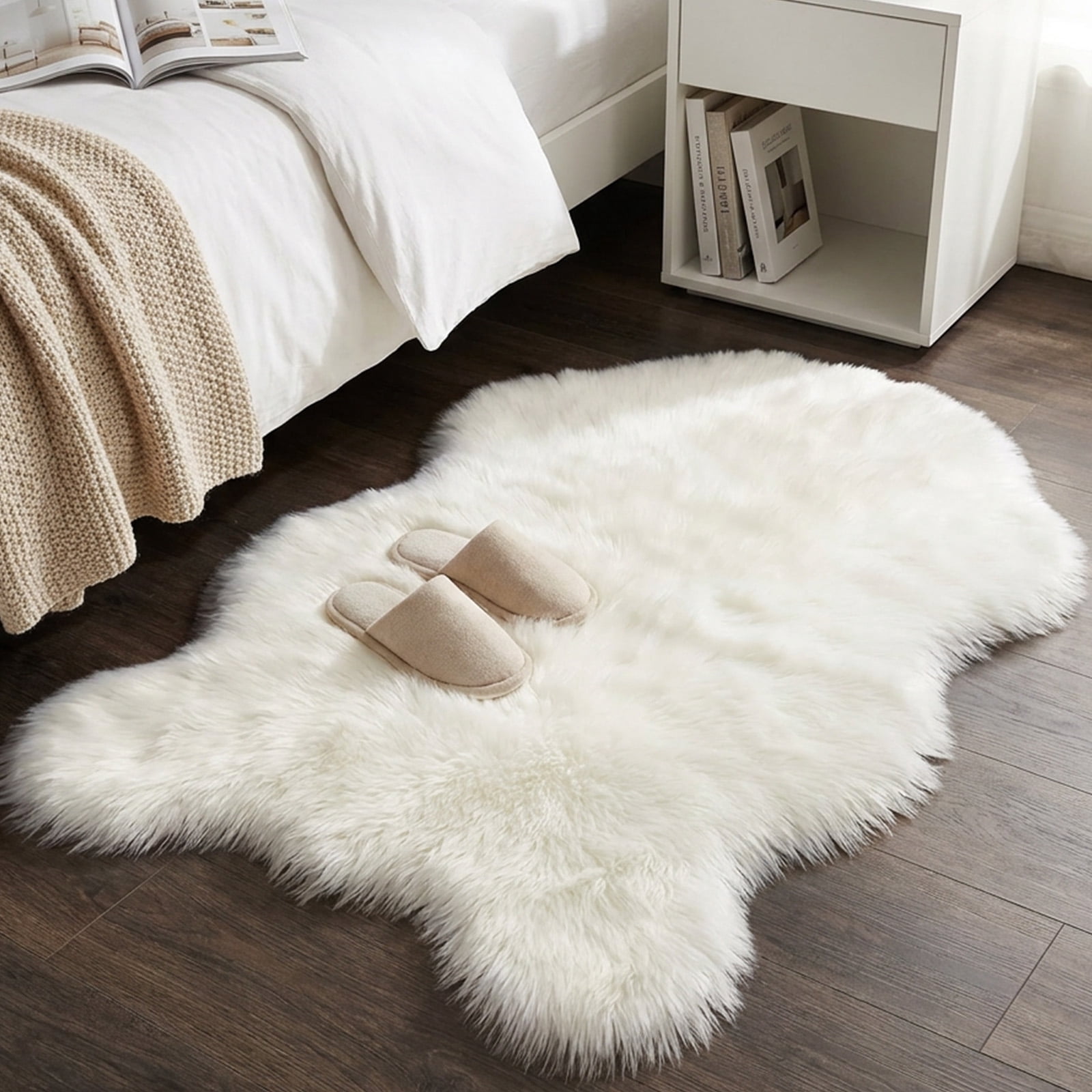 Faux Fur Rug, YEERSWAG 2x3 ft Fluffy Sheepskin Rug for Bedroom Living Room Nursery, Machine Washable Plush Carpet