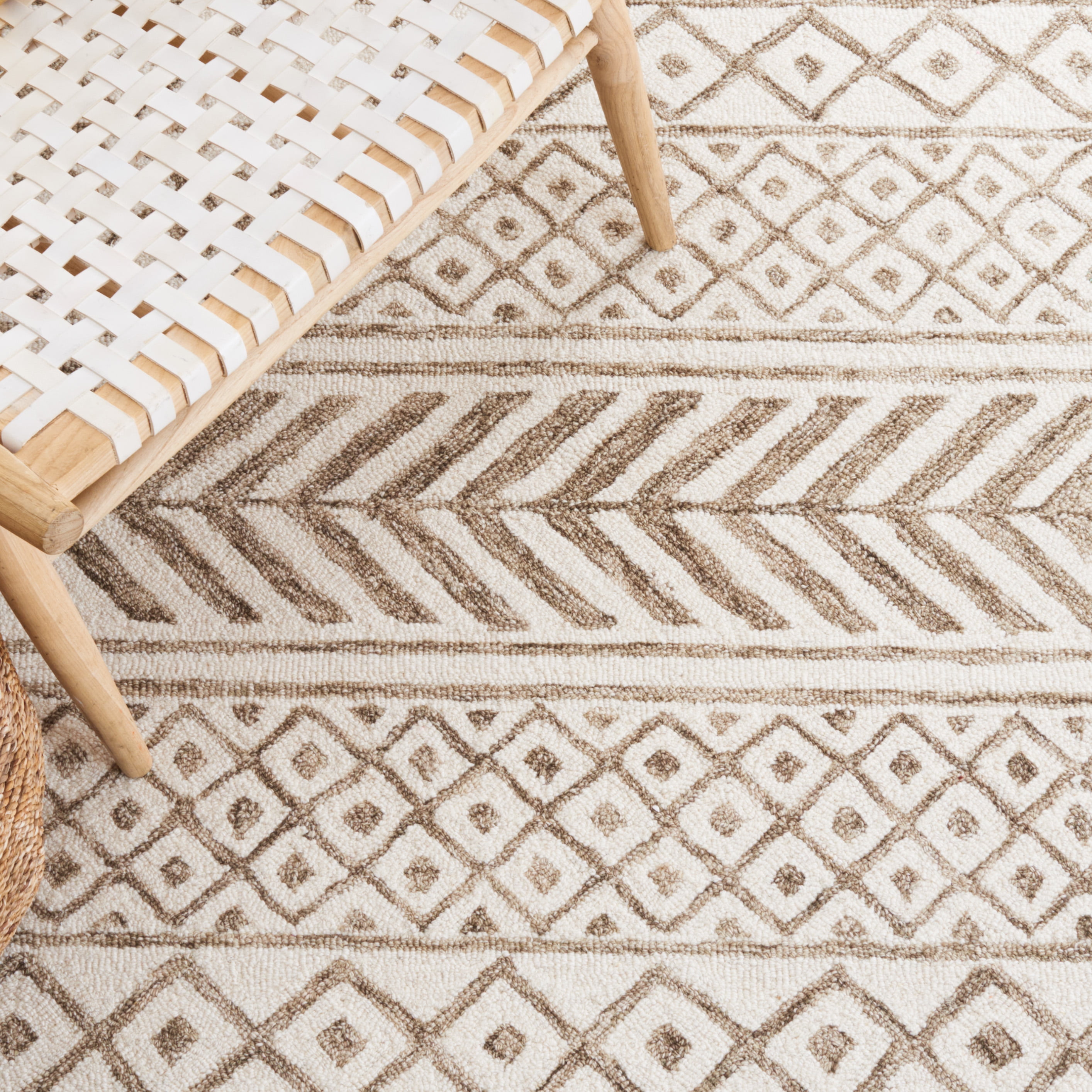 SAFAVIEH Metro Beaumont Southwestern Area Rug, Ivory/Sage, 6' x 6' Round