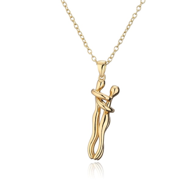 2 collares de abrazo personalizados para mujeres y hombres, collares con nombre para parejas, collar de acero inoxidable love you forever dorado, vista frontal centrada de un dije con dos figuras estilizadas abrazadas sobre cadena de eslabones, acabado pulido brillante y silueta alargada sobre fondo blanco; a menudo usado como collar para parejas y con opción de grabado de nombres.