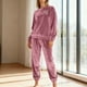 thumbnail image 1 of Conjunto de pijama de terciopelo grueso y cálido para mujer, con cuello redondo, estampado y pantalones de poliéster para invierno., 1 of 9