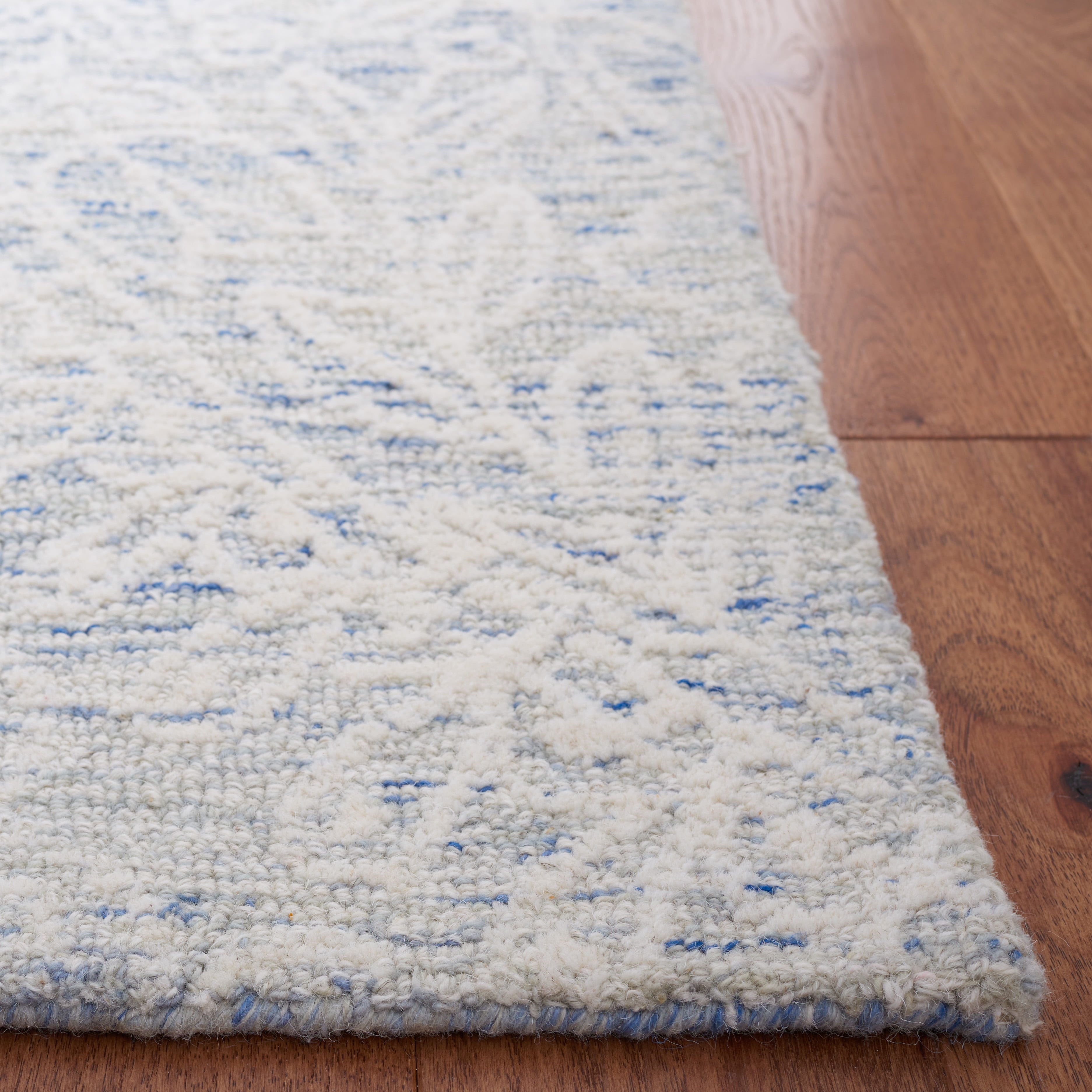 SAFAVIEH Metro Glanville Medallion Area Rug, Blue/Ivory, 4' x 6'