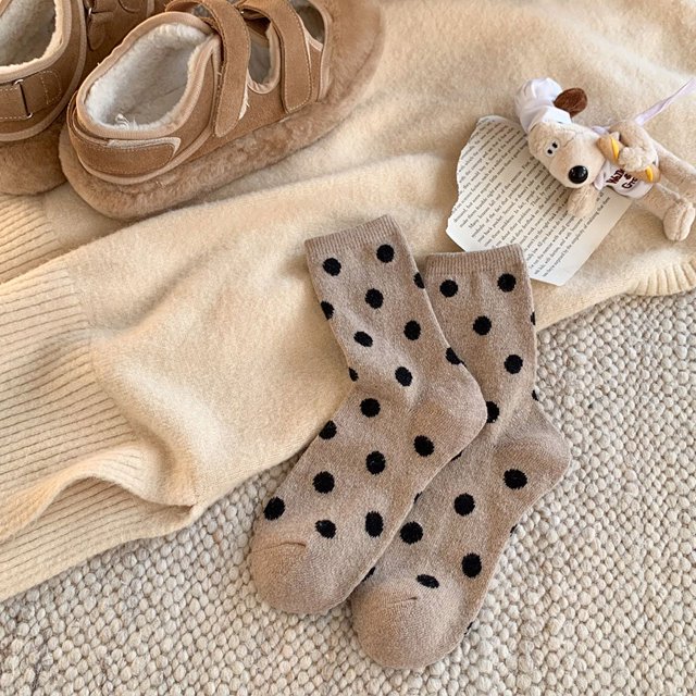 Calcetines de mujer otoño e invierno gruesos y cálidos estilo japonés con lunares negros a juego, de lana Maillard Brown Zhuji, calcetines hasta la mitad de la pantorrilla