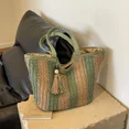 thumbnail image 4 of Bolsos de hombro de paja a juego con colores trenzados, bolsos de mano de moda de gran capacidad y alta calidad para mujeres, bolsos de mano casuales nuevos de 2024, 4 of 5