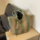thumbnail image 4 of Bolsos de hombro de paja a juego con colores trenzados, bolsos de mano de moda de gran capacidad y alta calidad para mujeres, bolsos de mano casuales nuevos de 2024, 4 of 5