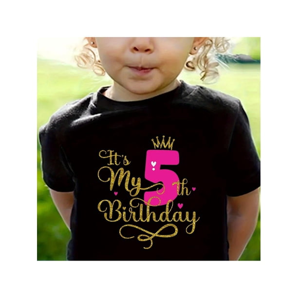 Camiseta de algodon para Niñas con Gráfico de Corona de 5º Cumpleaños encantador - Cuello Redondo Relajado, Manga Corta, Negra con Texto Brillante Dorado y Rosa, Perfecta para Celebraciones al aire L