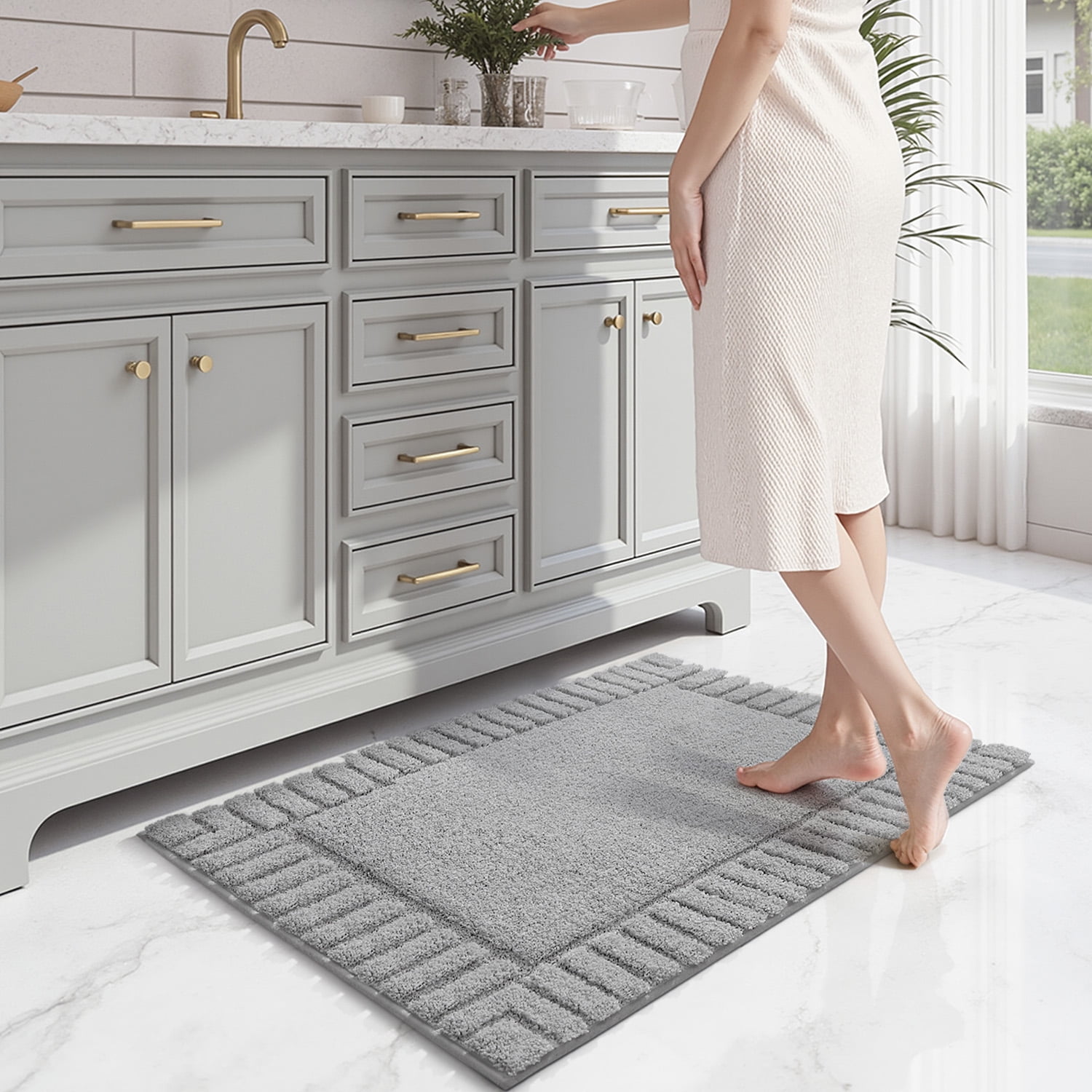 FRABE Bathroom Rugs Non Slip with Rubber Backing, Extra Soft Plush Microfiber Bath Rug Absorbent, Machine Washable Bath Mat Quick Dry for Tub, Shower, Hotel, Light Grey, 20"x32"