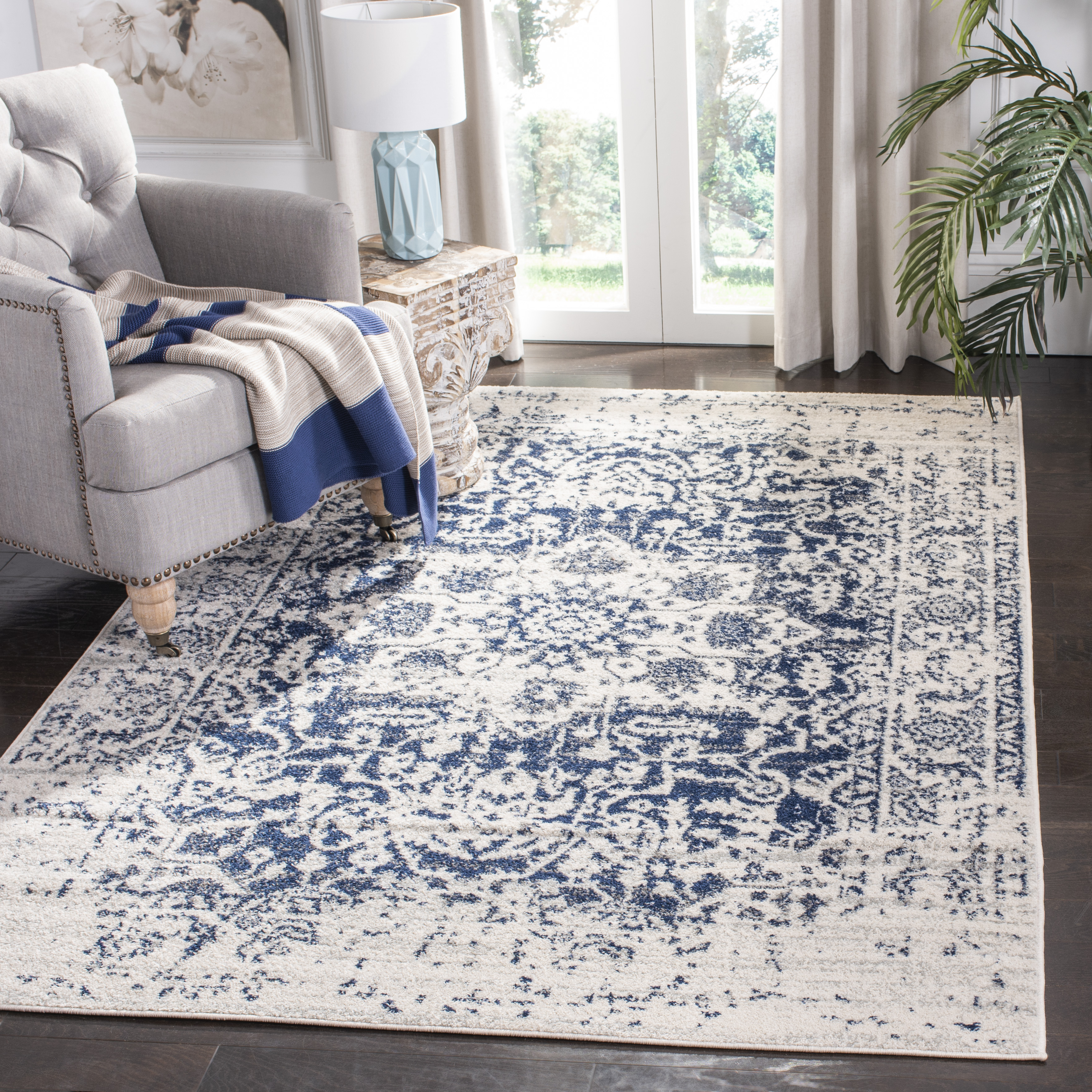 SAFAVIEH Madison Katina Oriental Area Rug, Cream/Navy, 5'3" x 7'6" - Traditional Design, Cream & Navy, Non-Shedding & Easy Cleaning, Ideal for Living Room, Bedroom, Dining Space