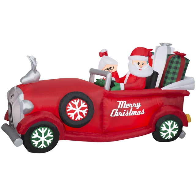 Papá Noel inflable navideño y la señora Claus en un coche rojo