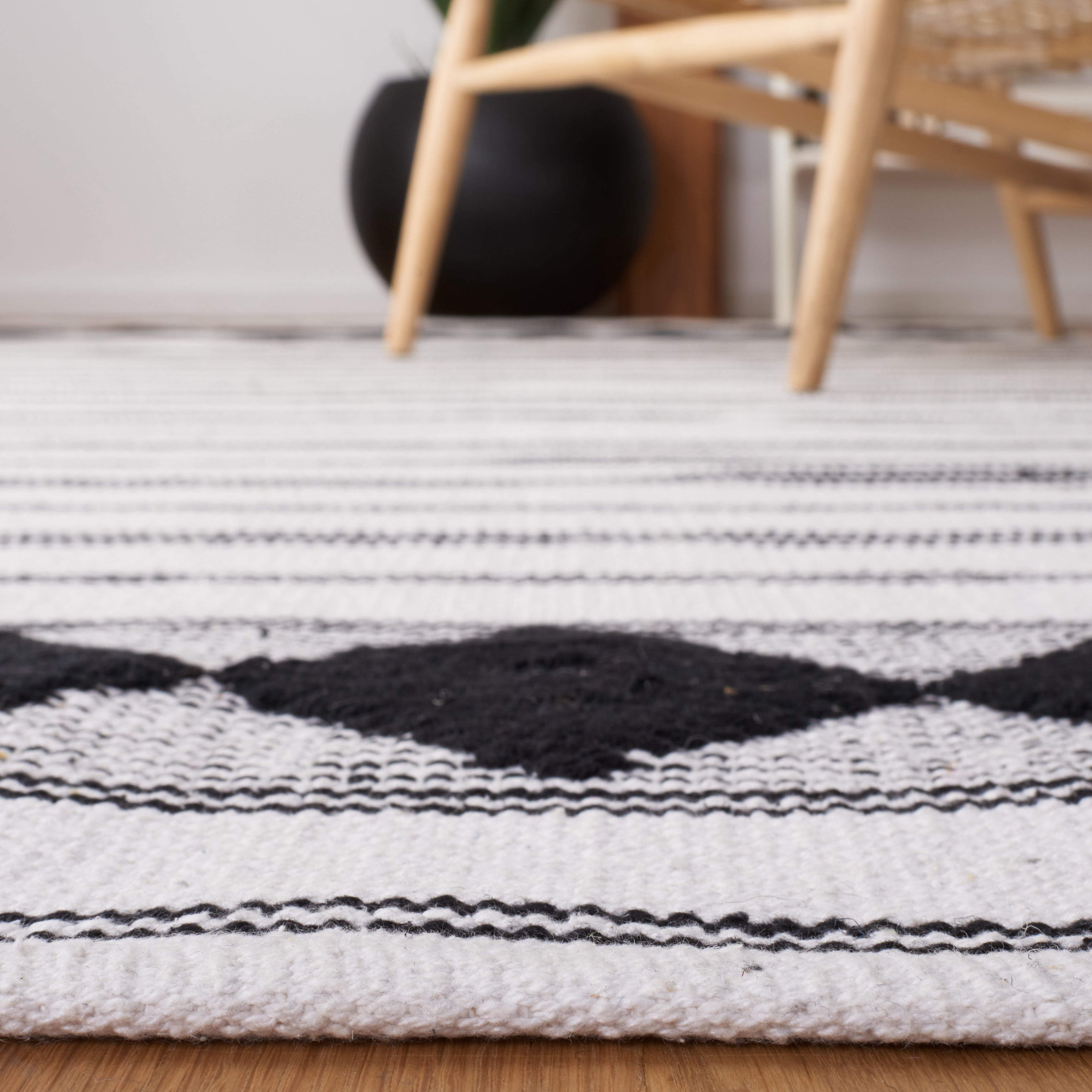 SAFAVIEH Montauk Foliage Striped Cotton Area Rug, Black/Ivory, 6' x 9'