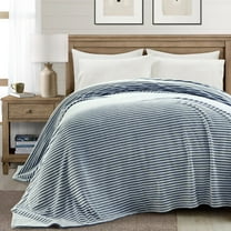 Lush Decor Super Cozy Ultra Soft Ribbed Faux Fur Bedspread/Blanket White/Navy Single King/Cal King 120X92