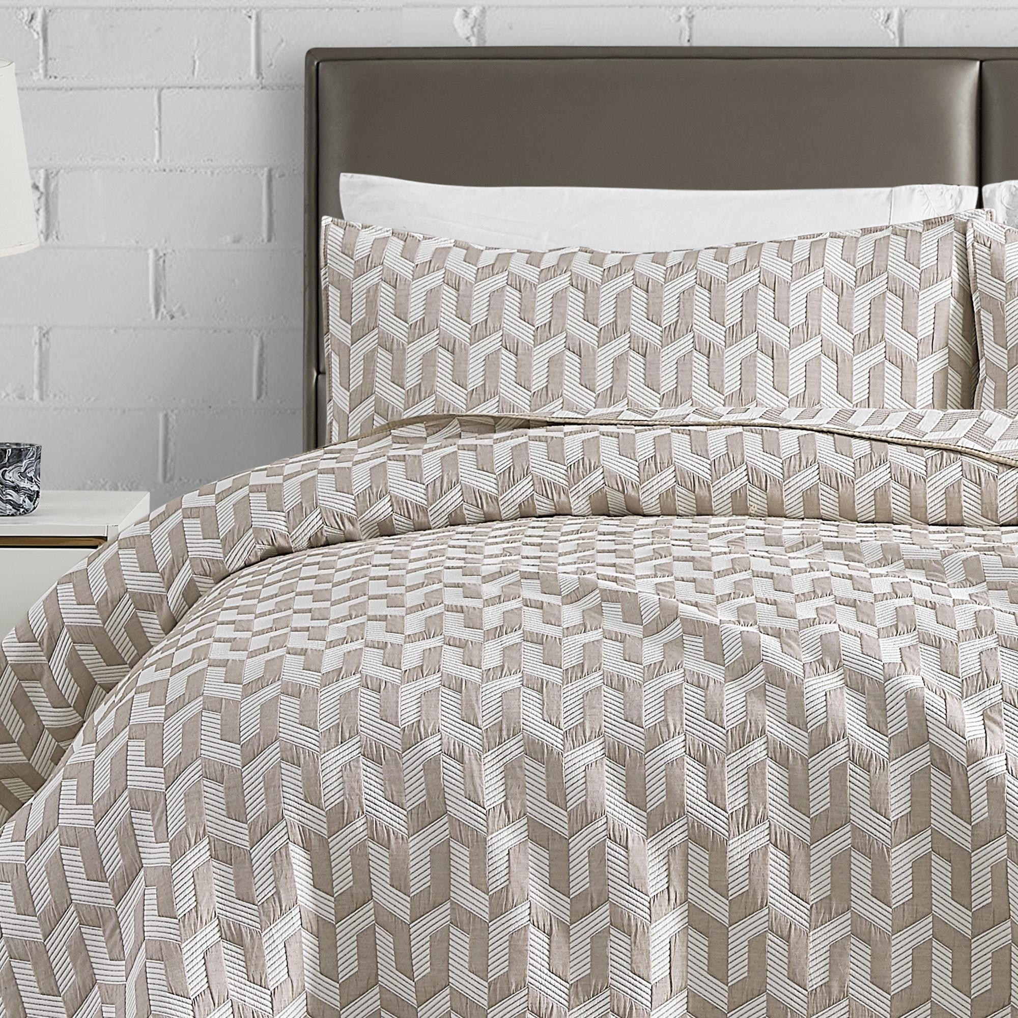 Torino Geo Taupe 3-Piece Soft Woven Matelasse Reversible Jacquard Cotton Blend Quilt Set - King