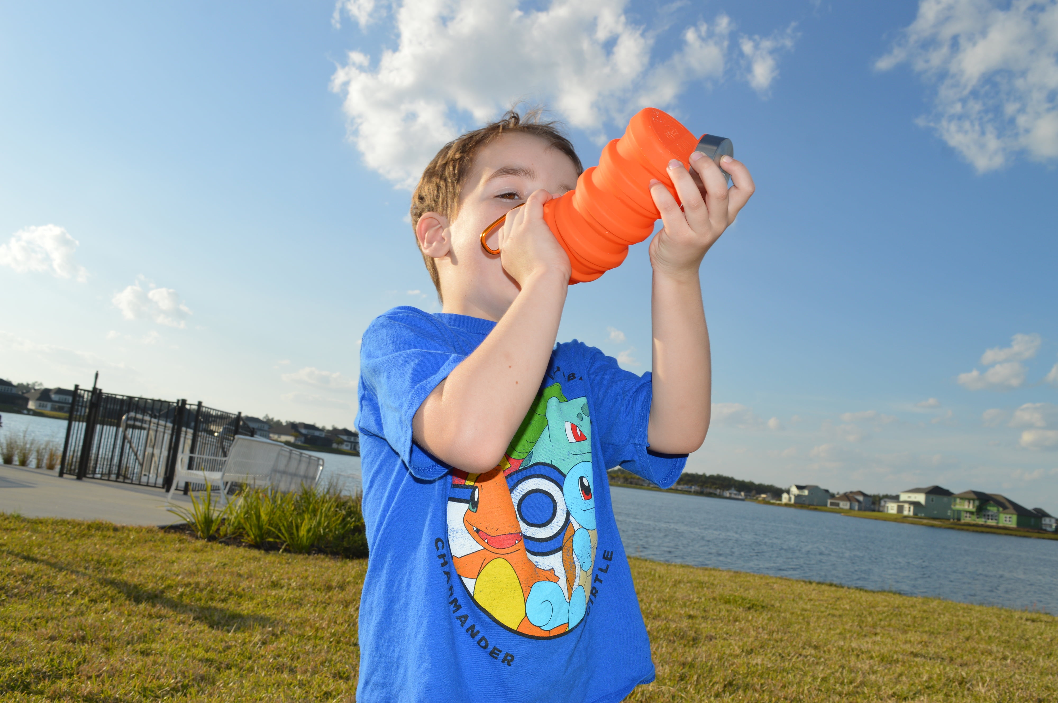 Stay hydrated on the go with the Ozark Trail Silicone Water Bottle. Made from BPA-free food-grade silicone, this water bottle ensures safe drinking for both hot and cold beverages. Its collapsible design allows it to go from 4.8" to 8.4" in height, saving valuable space in your bag. Equipped with an aluminum alloy carabiner, it easily hooks onto your backpack or gym bag, making it perfect for travel, sports, and outdoor activities such as gym sessions, biking, camping, fishing, and hiking. The leak-resistant design provides peace of mind, and the wide-mouth design makes cleaning a breeze. Before your next adventure, make sure to bring along the Ozark Trail Silicone Water Bottle for an easily accessible, safe, and convenient hydration solution.