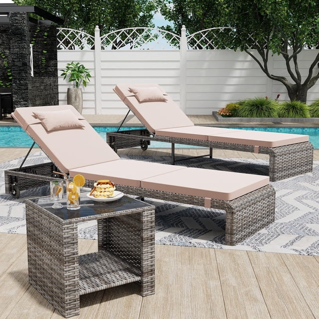Danrelax Ensemble de 3 Pcs de Chaises Longues, Mobilier de Patio Extérieur Moderne avec Dossier Réglable et Table d'Appoint, Osier PE Durable, Coussins Résistants aux Intempéries, Beige