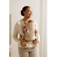 thumbnail image 2 of Portabebés BabyBjörn Mini tejido beige para recién nacido de 3,2 a 11,3 kg, 2 of 7