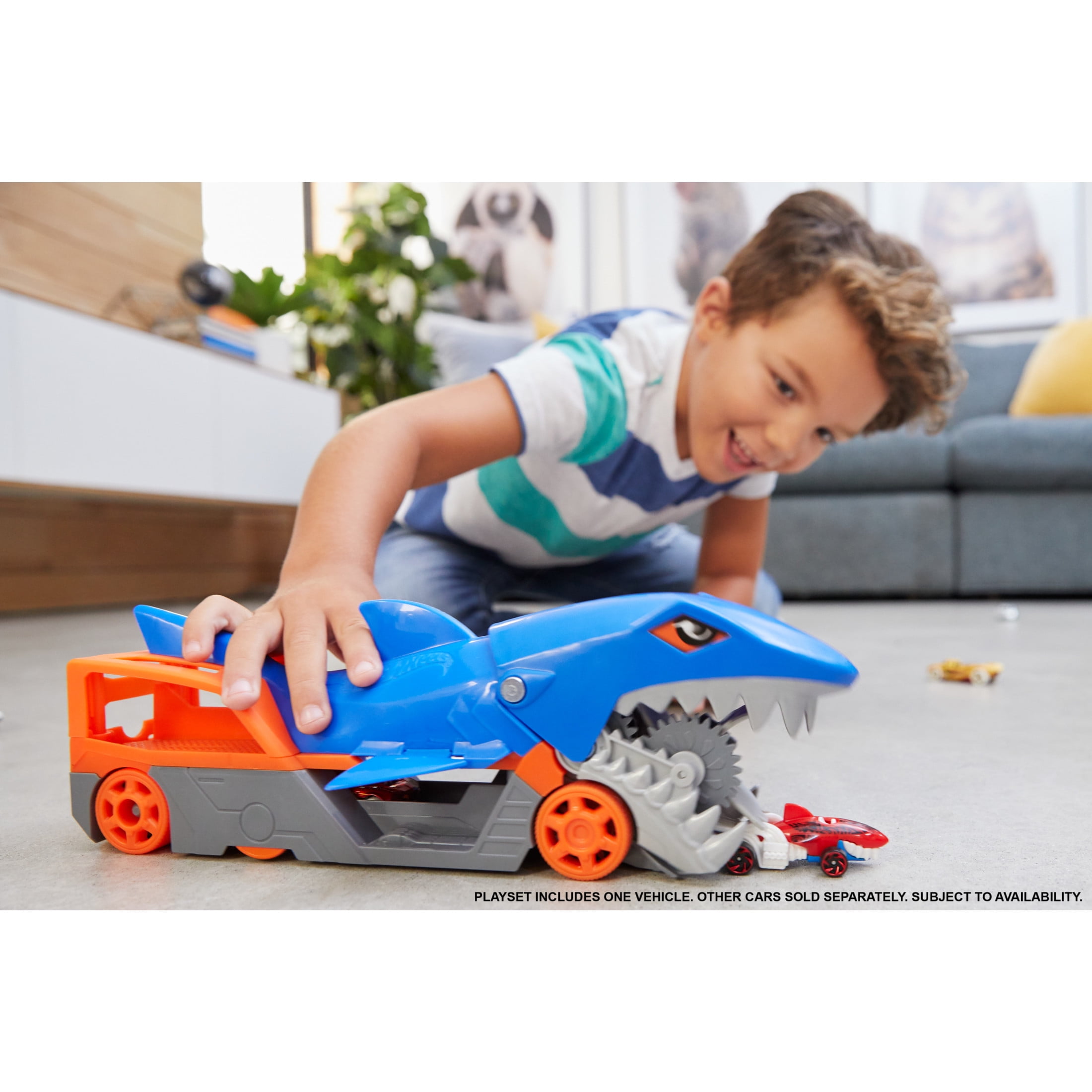 Hot Wheels Shark Chomp Transporter Playset with One 1:64 Scale Car for Kids 4 to 8 Years Old