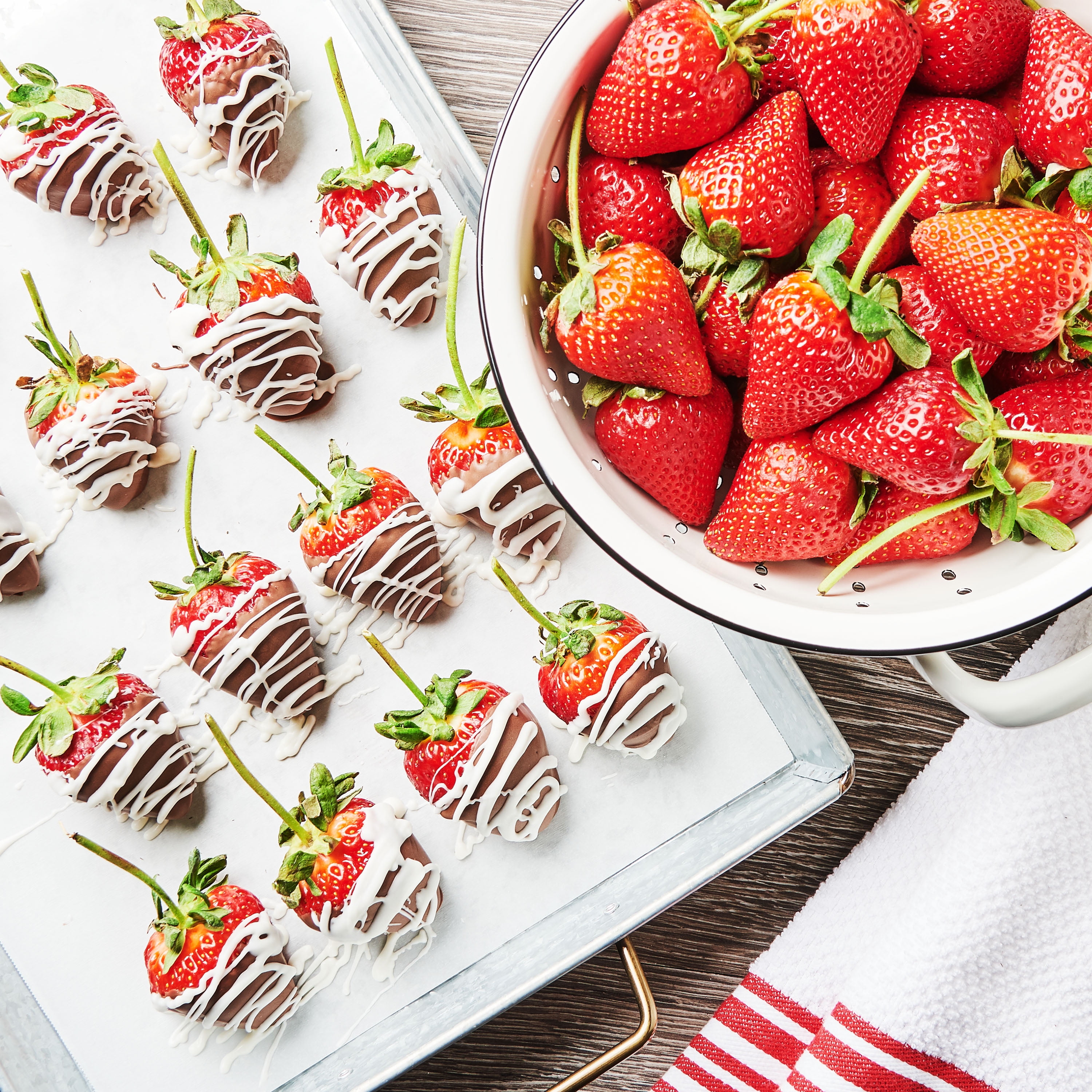 Fresh Long Stem Strawberries, 1 lb Container