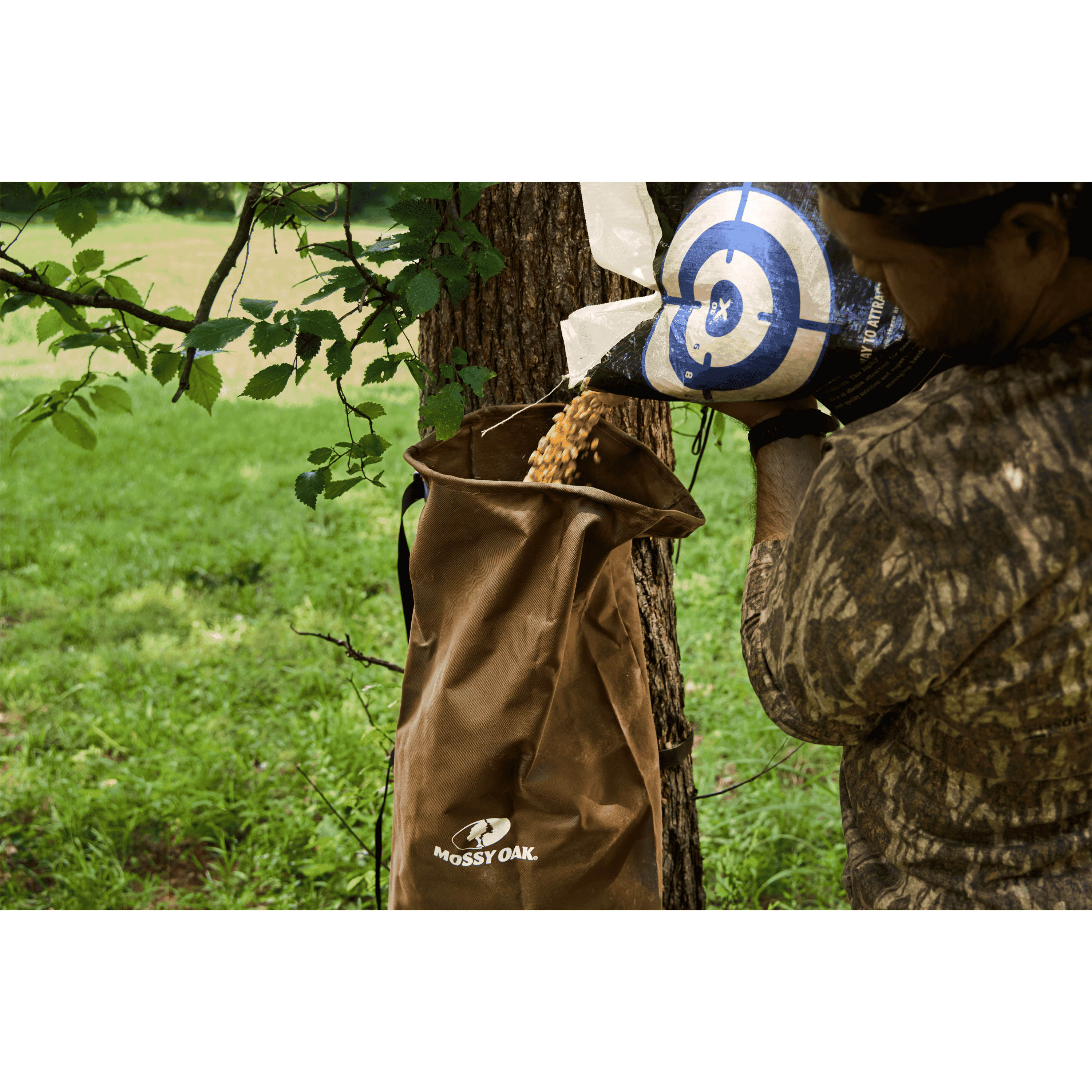 Mossy Oak Game Feed Bag, 100 lb Capacity, Gravity Fed, Memory Wire Opening, Strap Mount for Trees & Posts