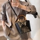 thumbnail image 3 of Mujeres Bolsas Cruzadas Cubos Con Bambú PU Cuero Bolso (), 3 of 8