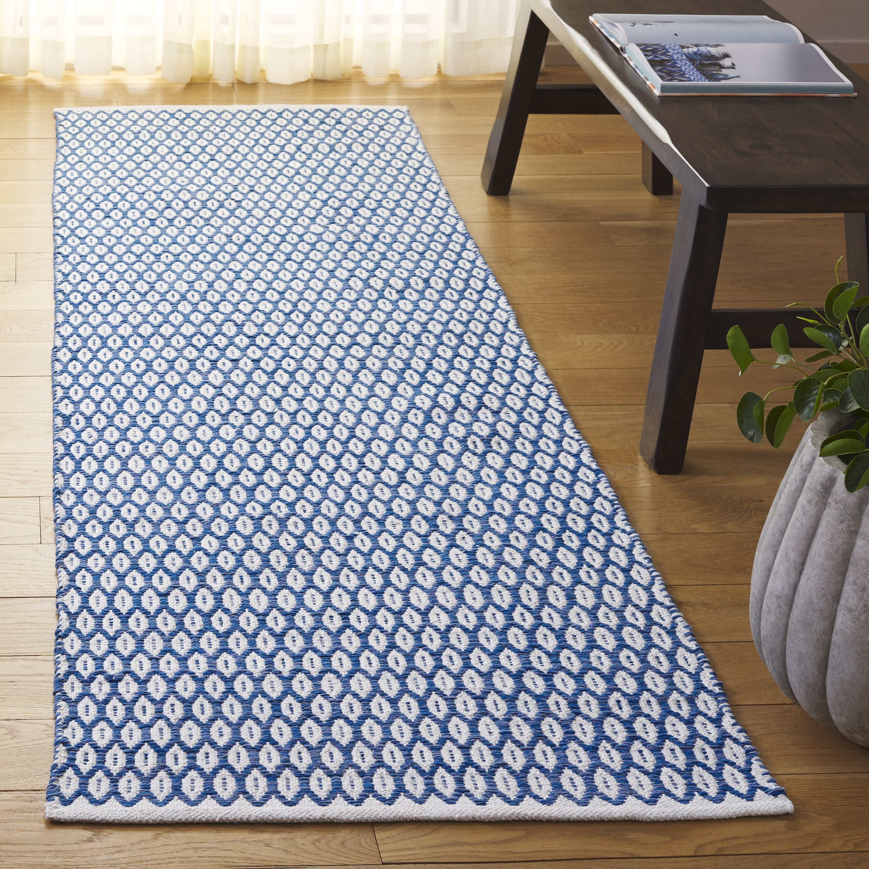 SAFAVIEH Montauk Crystal Geometric Cotton Runner Rug, Blue/Ivory, 2'3" x 8'
