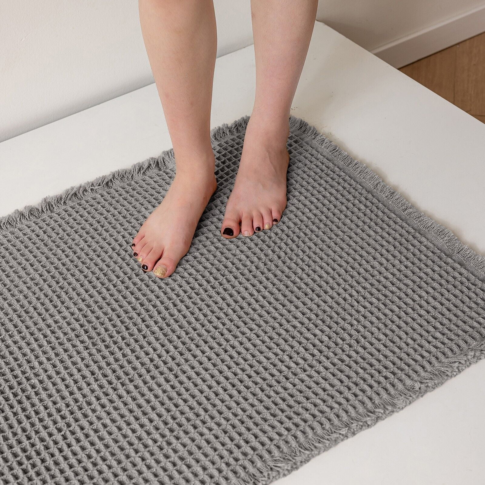 TOPCHANCES Non Slip Bath Mat, Waffle Woven Bathroom Mat, Super Absorbent Shower Mat Bathtub Mat, Front Door Mat with Tassels (23*35 in, Grey)