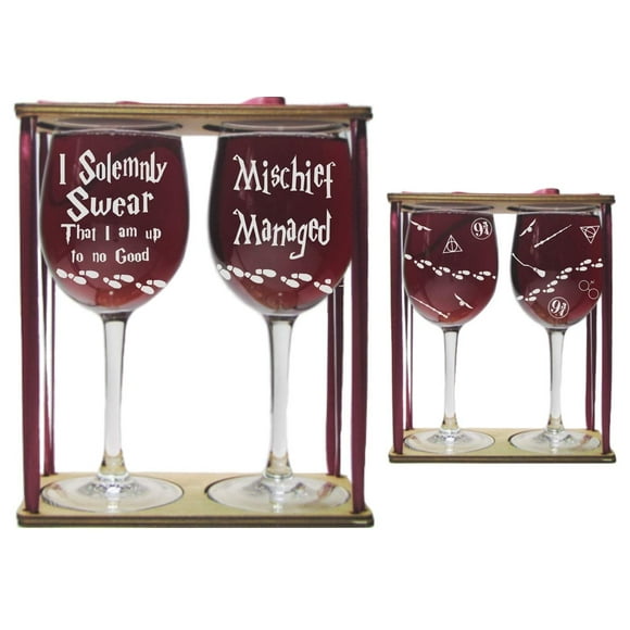 Je Jure Solennellement Que Je Suis Prêt à Affronter Aucun Bien et Espiègle Géré Verre à Vin Stemmé Ensemble de Deux Verres avec Breloques et Emballage de Présentation