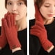 thumbnail image 4 of Guantes de invierno para mujer de punto trenzado para mensajes de texto con pantalla táctil y smartphone, 4 of 5