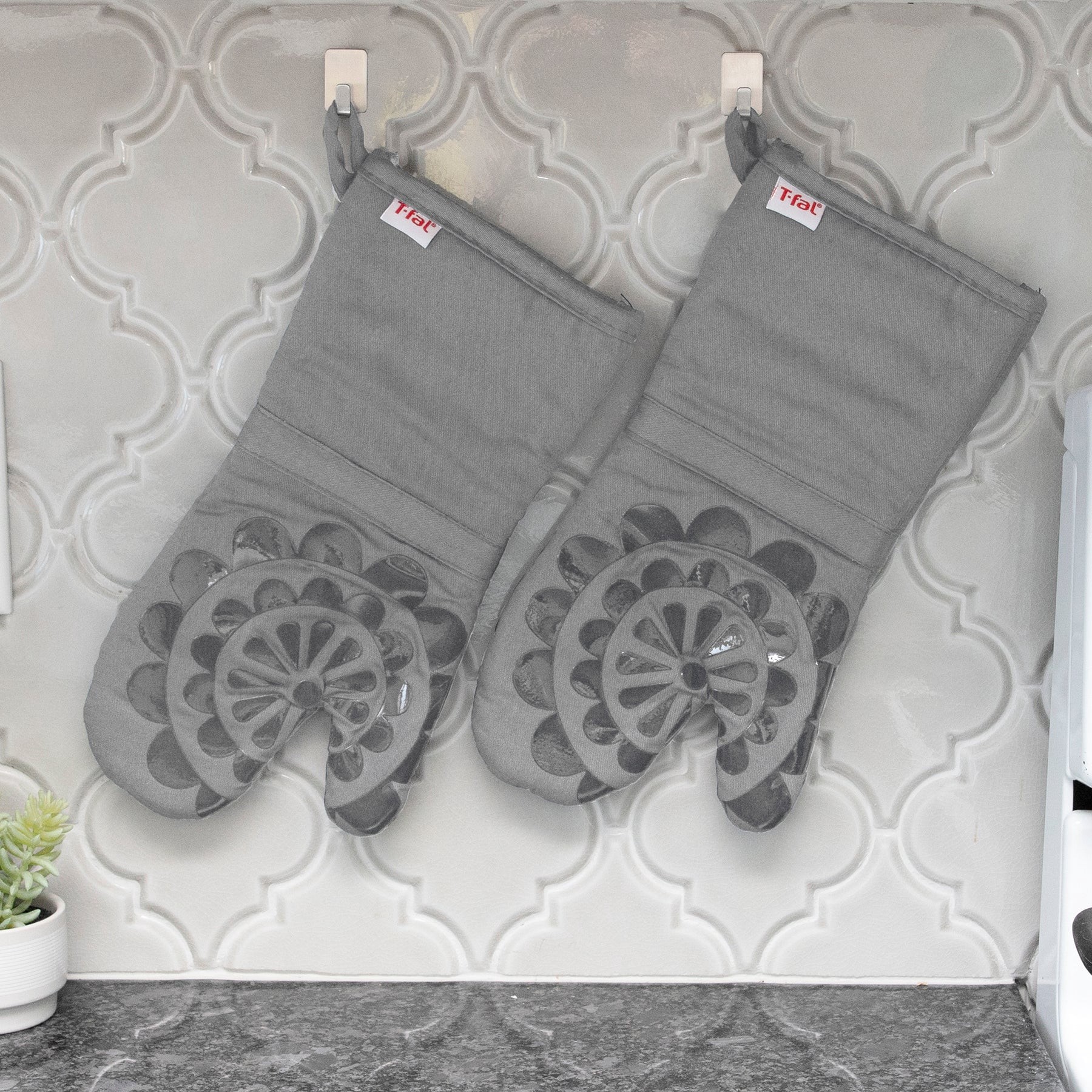 T-fal Medallion Print Silicone and Cotton Twill Oven Mitts, Two Pack, Gray