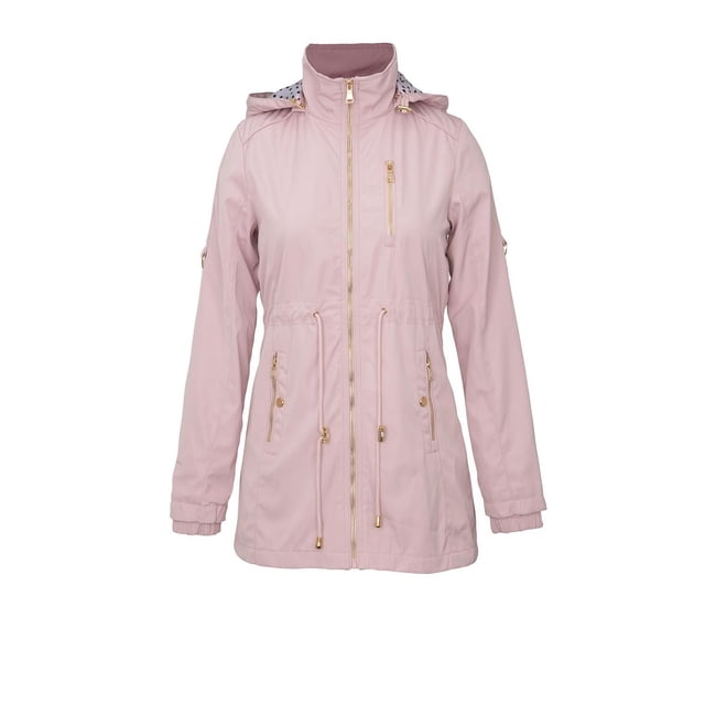 chamarra kateryna andré badi rosa grande rompevientos rosa, vista frontal centrada con gorro desmontable y cuello alto; cierre frontal dorado, jareta ajustable en cintura, bolsillos funcionales con broches, elástico en puños y forro interior con estampado decorativo; también apta para uso casual de viaje por su corte ligero.