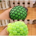 thumbnail image 4 of Alivio del estrés Exprimir Ventilación de goma suave Bola de uva Juguete de muñeca de mano Juguete de ventilación divertido Gadget Geek, naranja / azul / verde, 3 piezas, 4 of 5